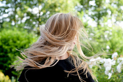 Frau mit langen, blonden Haaren